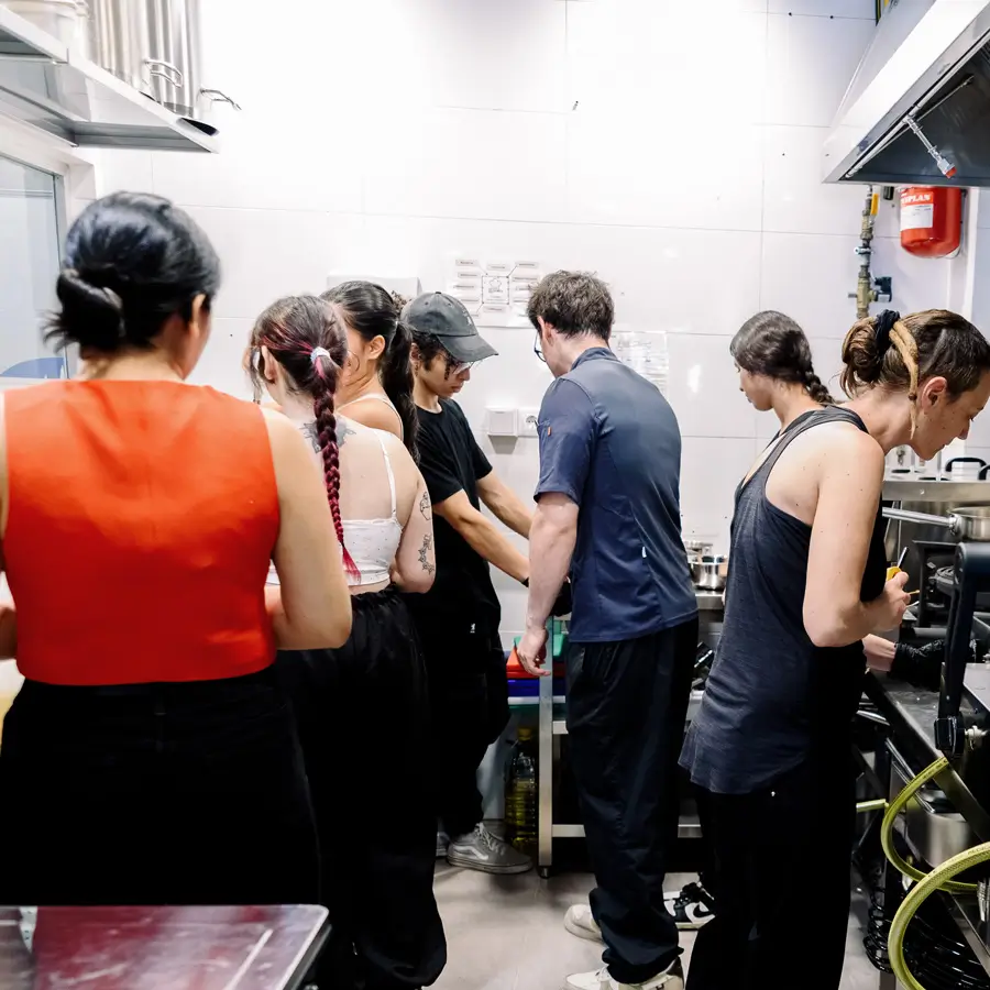 L'equip de cuina treballant durant un servei