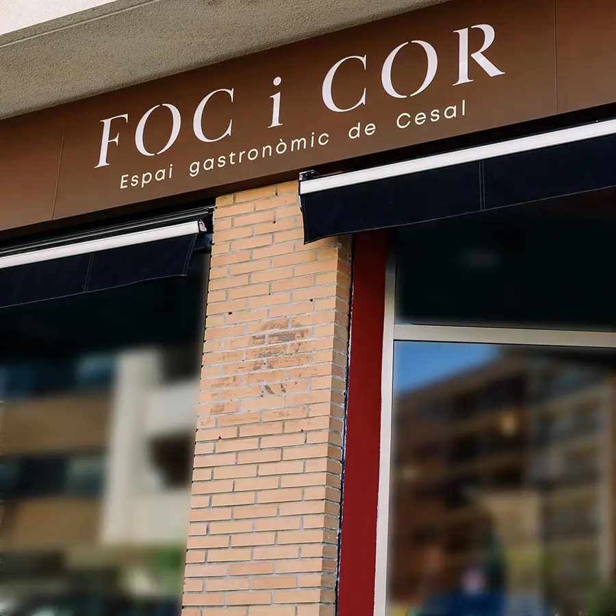 Rètol de l'entrada amb el nom Foc i Cor, espai gastronòmic de Cesal