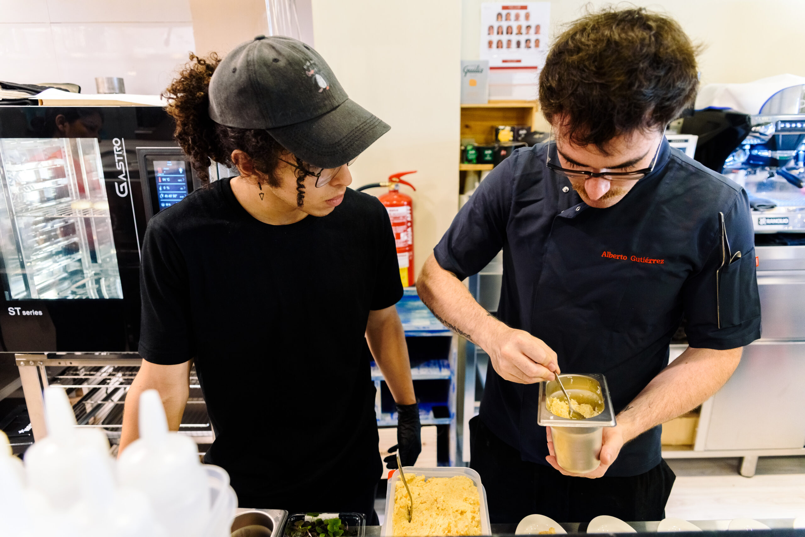 docente y alumno preparan una salsa