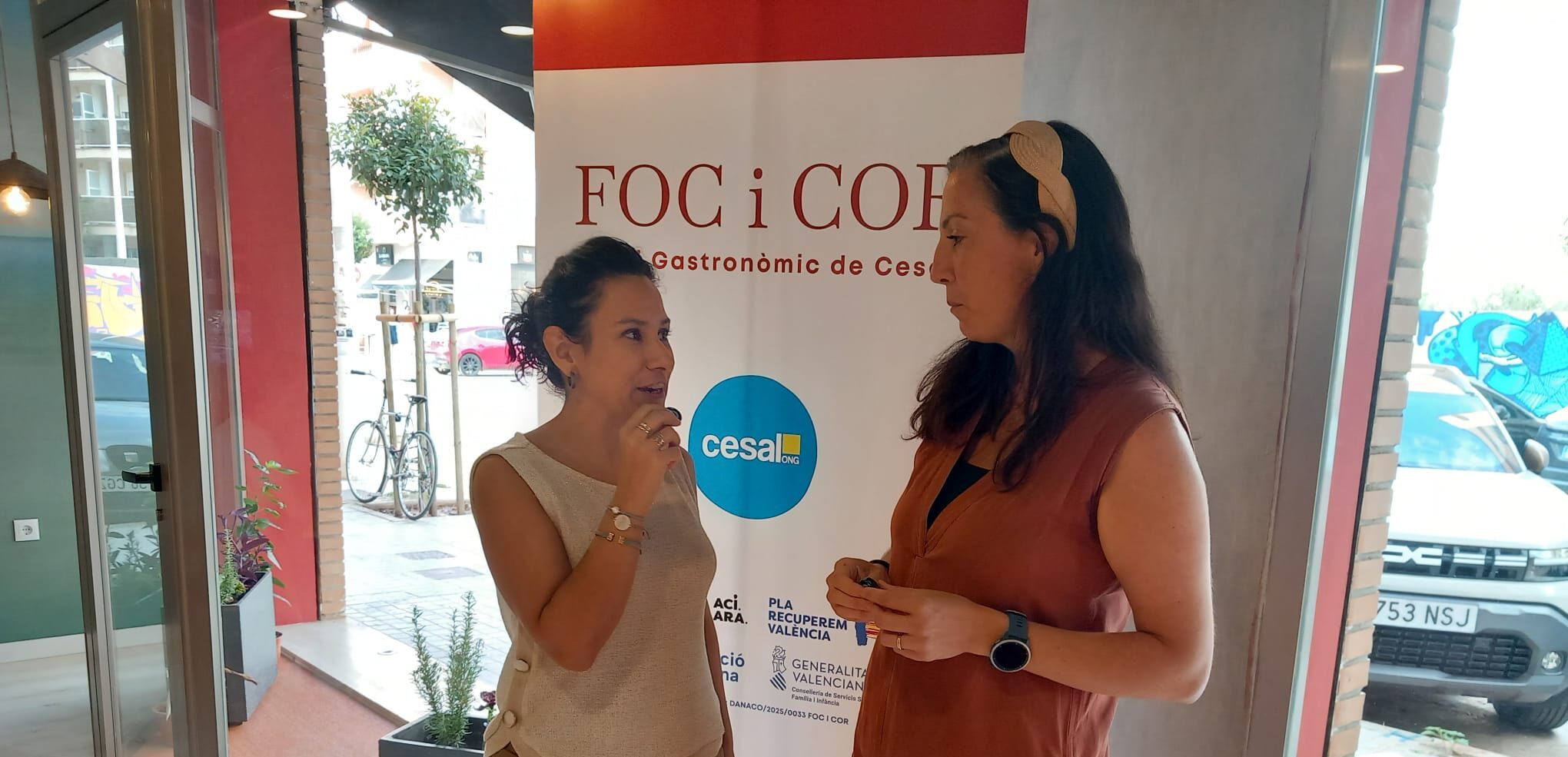 la consellera elena albalat con la delegada de Cesal, Loreto Ayuso