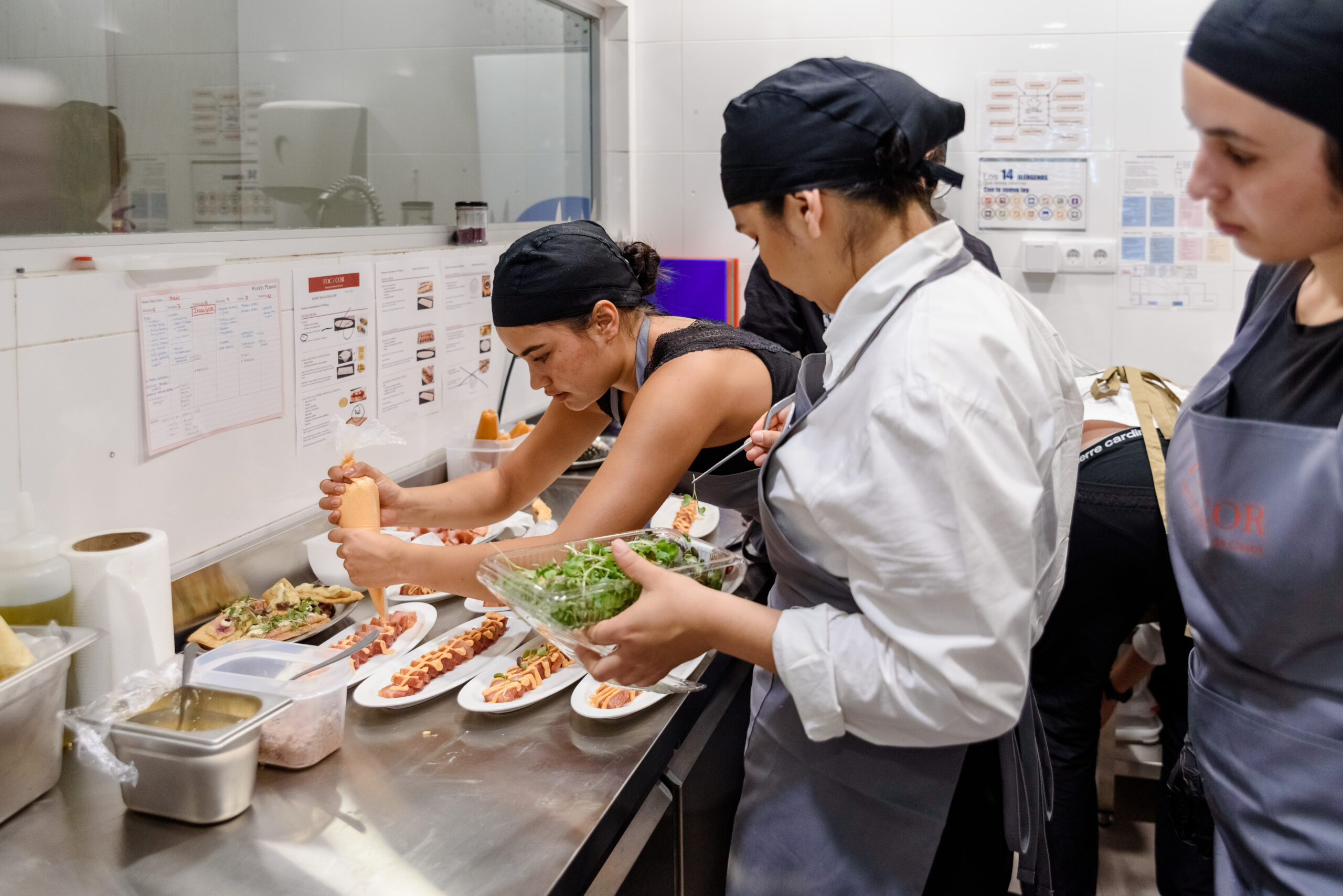 Alumnado de Cesal prepara la comida en la cocina del restaurante escuela